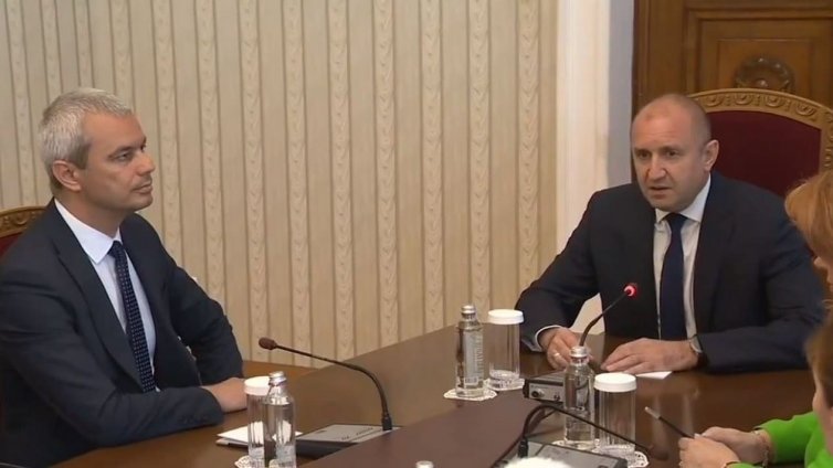 Костадинов иска подписа на Радев за свикването на референдум за запазване на лева