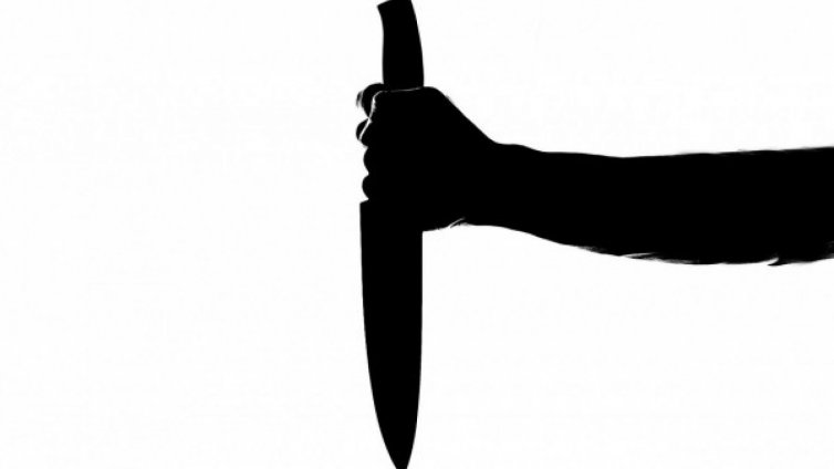 Мъж намушка младата си жена в сърцето от ревност