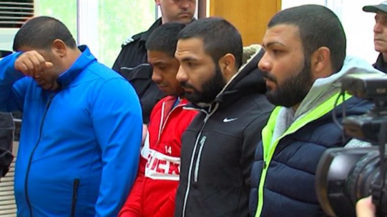 Ромите, "взривили" Раднево, остават в ареста