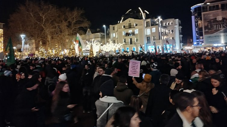 Равносметката след снощните протести: Десетки хиляди излязоха в редица градове у нас и чужбина