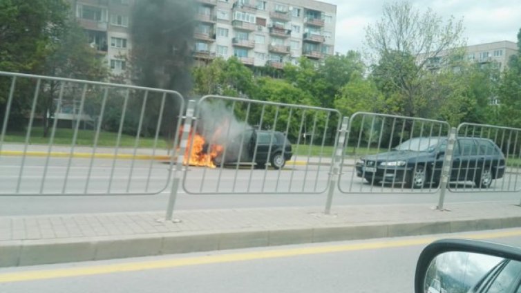 Автомобил се подпали в движение
