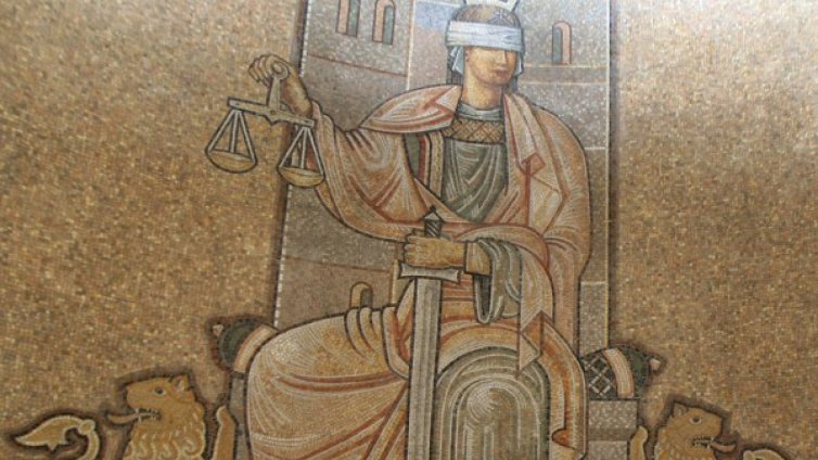 Оставиха в ареста биячите на полицая в Сливен  