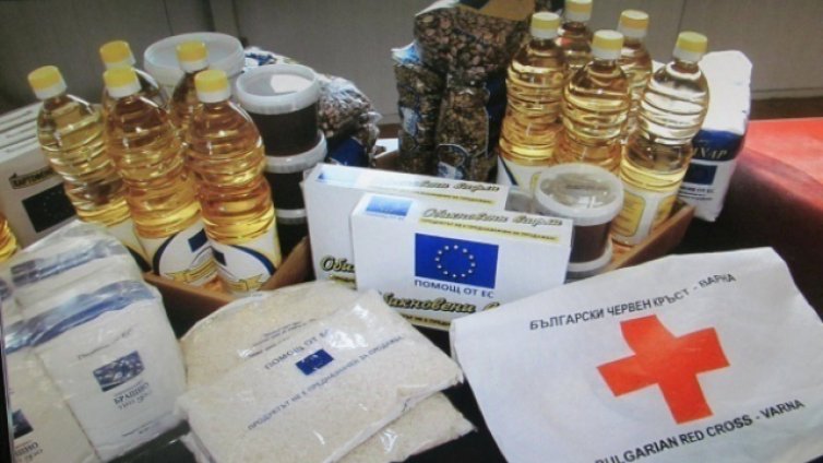 Раздават коледни пакети с храни на 600 социалнослаби