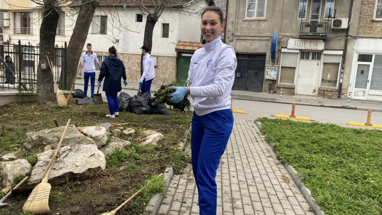 Курсанти от ВВМУ отново почистиха около варненски храмове преди Великден