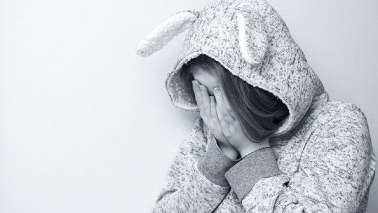 55-годишен насилва в продължение на година 19-годишна