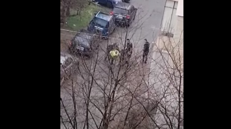 Отстраниха полицаи, пребили дрогирания джигит, влудил Казанлък (ВИДЕО)