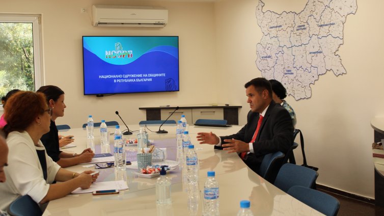 Министърът на икономиката обеща партньорството и повече пари за общините