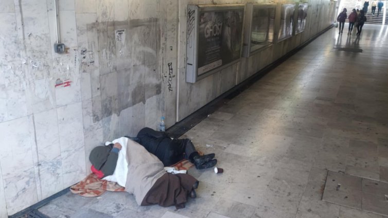 Бездомници превзеха подлезите във Варна (СНИМКИ)