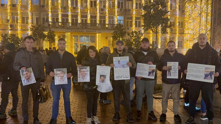 Близки на загинали при катастрофи излязоха на протест във Варна