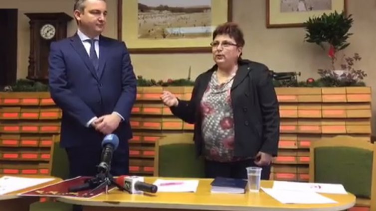 Грамота и плакет за принос към библиотеката получи кметът Иван Потрних