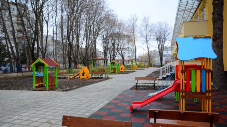 Ремонтират площадките за игри в десет детски ясли във Варна