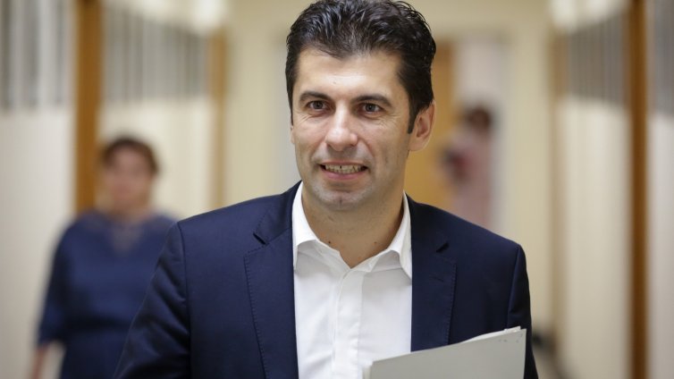 Кирил Петков въведе нов дрескод