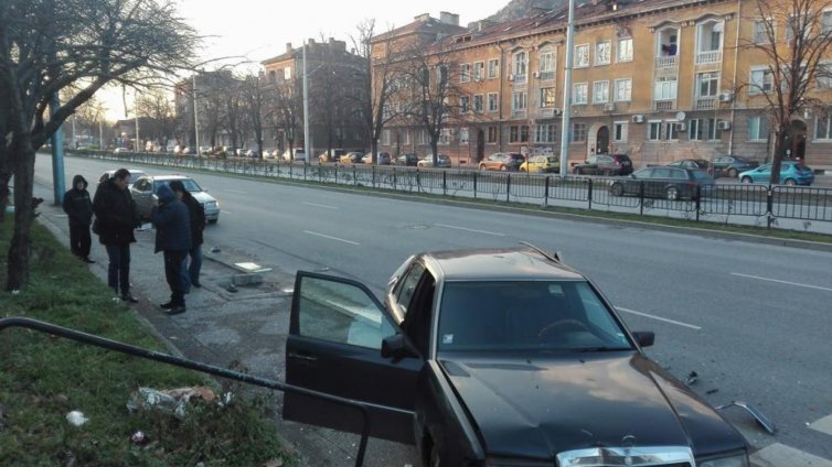 Автобус помете кола до Централната гара