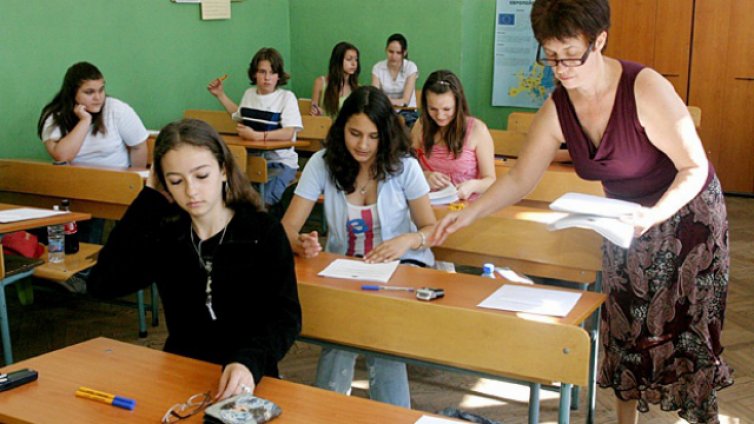 Няма да закриват паралелки в гимназиите след трето класиране