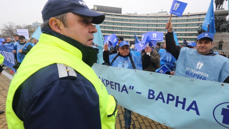Социални работници излизат на предупрупредителен протест