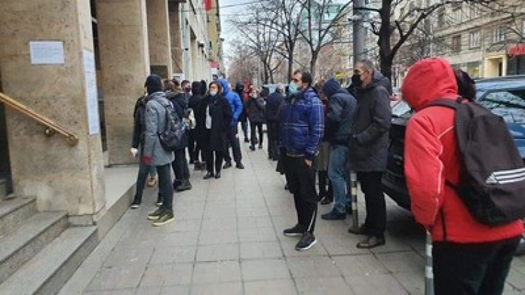 Обраха Нинова в трамвая