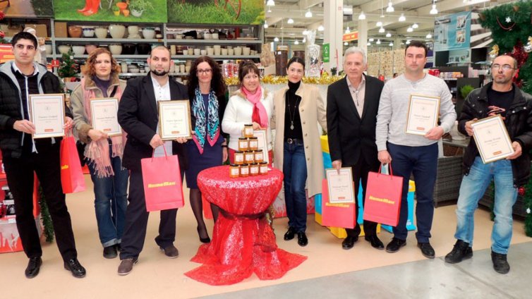 HomeMax раздава близо 600 кг мед на домове за стари хора