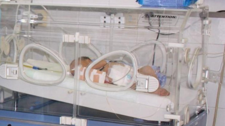 Лекари в Русе спасиха момиченце, родено 490 грама  
