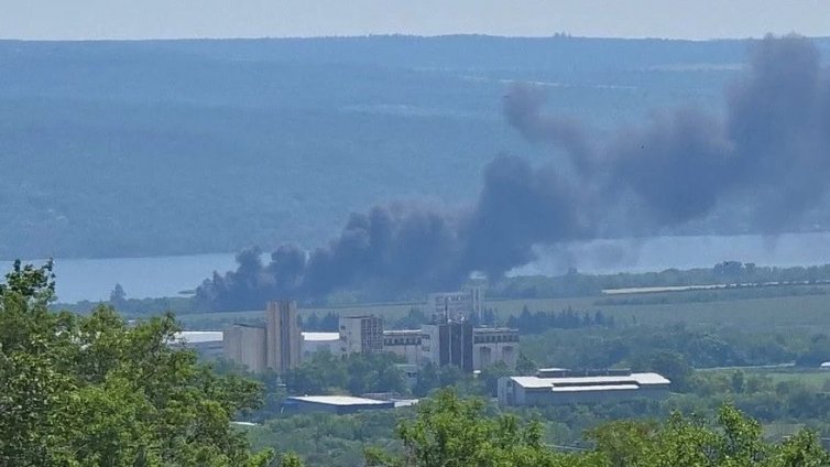 Гъст облак дим се извива в небето над Варна