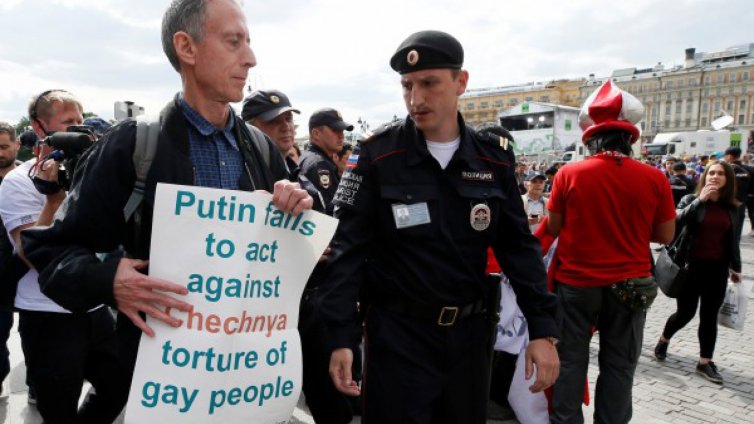 Британец направи опит за ЛГБТ протест в Москва  