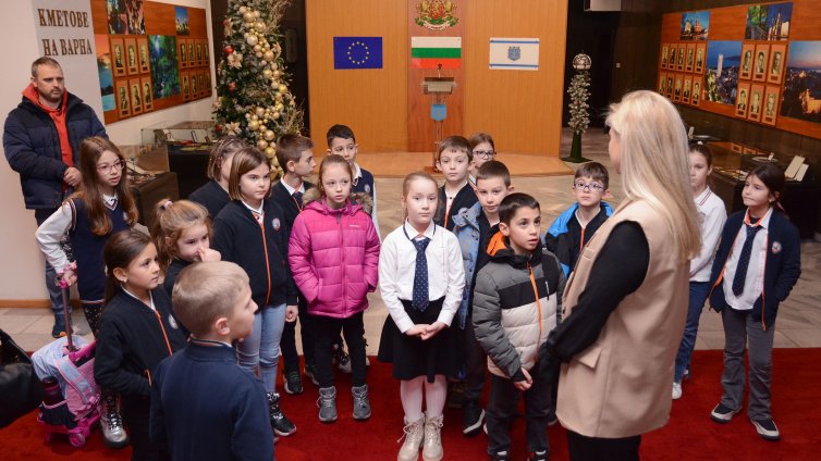 Връчиха грамоти на малките дарители на Приюта за кучета в с. Каменар