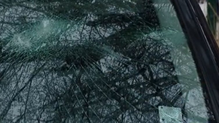 Атакуват с павета коли в столицата