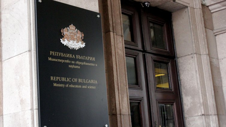 МОН отложи организирани събития и училищни пътувания заради коронавируса