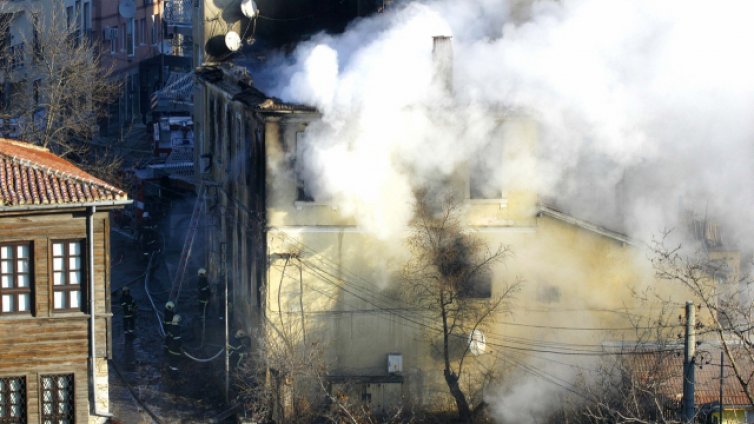 Късо съединение подпали апартамент във Владиславово