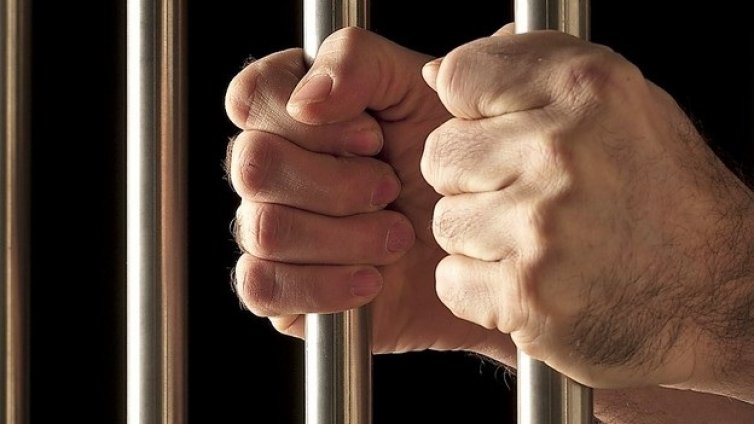 71-годишен блудства с непълнолетна в автобус