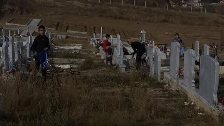 Разграбват храната от гробища в Самоков