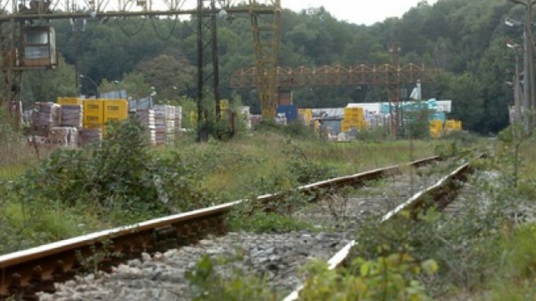 13-годишен за малко не се уби след качване върху товарен вагон