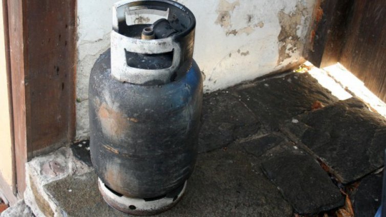 Баща и син с риск за живота след взрив на газова бутилка