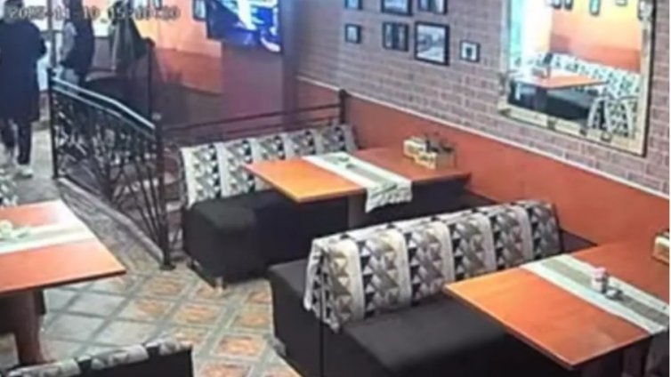 За назидание: Изтипосаха в нета момчета, откраднали зарядно от заведение във Варна