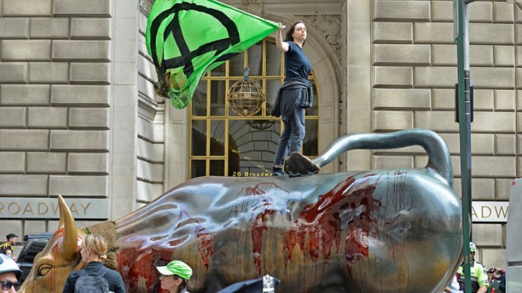 Екоактивисти заляха с червена боя бика пред борсата на "Уолстрийт"