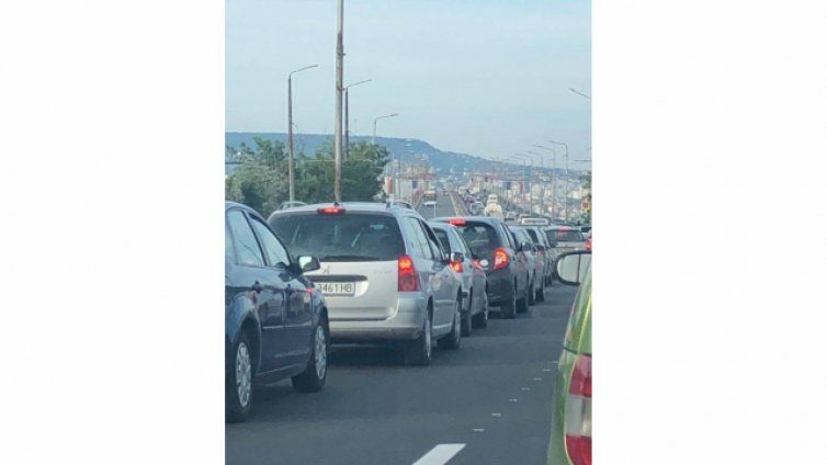 Неспазена дистанция причини катастрофа на Аспаруховия мост