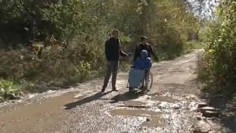 Четири километра пеш в дъжд и пек през калта в името на образованието