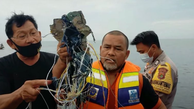 Изчезналият самолет се е разбил (ВИДЕО)