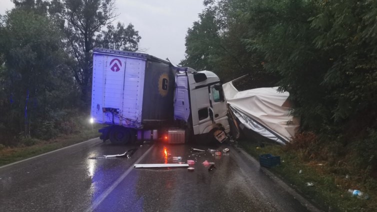 Челен сблъсък между 2 тира остави труп на пътя