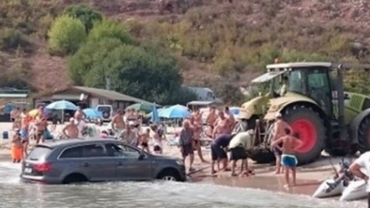 Трактор измъкна луксозен джип от морето в залива Болата (Снимки)