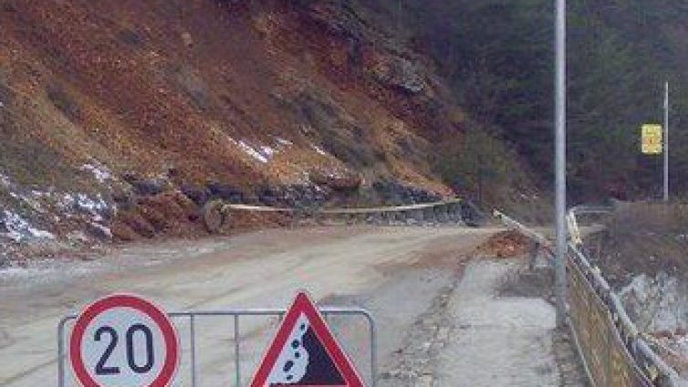 1000 т скална маса затрупа пътя Кричим-Девин