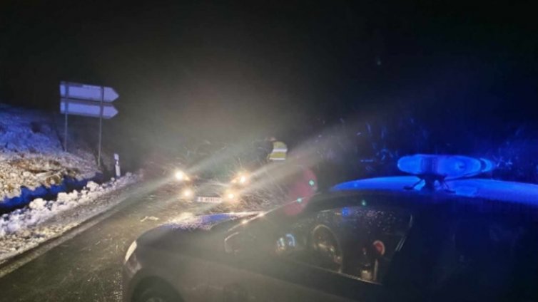 Снегорини и пожарни са блокирани в Шуменско