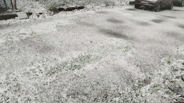 Сняг на парцали заваля във Варна