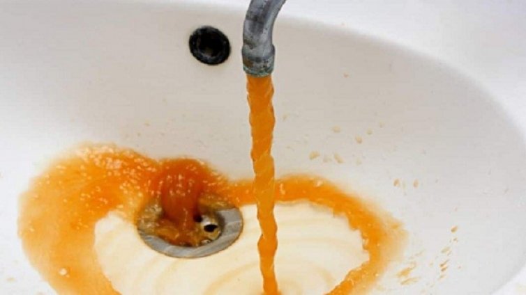 Край Аврен: Едни имат вода с цвят на ръжда, други пълнят басейни