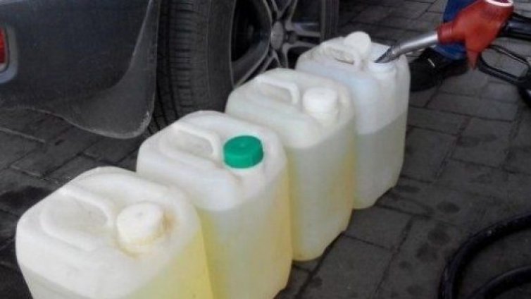 Знаете ли: Защо точно е забранено да се сипва гориво в пластмасови туби?