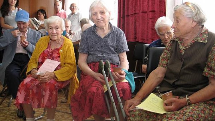 Младежи от Габрово посещават самотници преди празниците