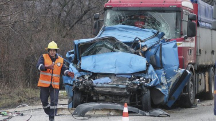 Шест жертви в катастрофата между бус и камион на пътя София-Варна