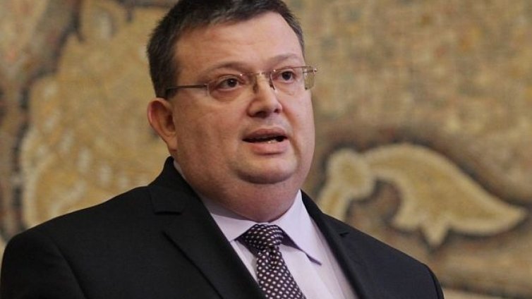 Цацаров разпореди: Проверка на катастрофата с бащата на Радев 
