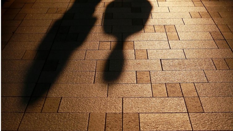 Хубава работа, ама българска! След ремонт – тротоар пропадна, погълна мъж!