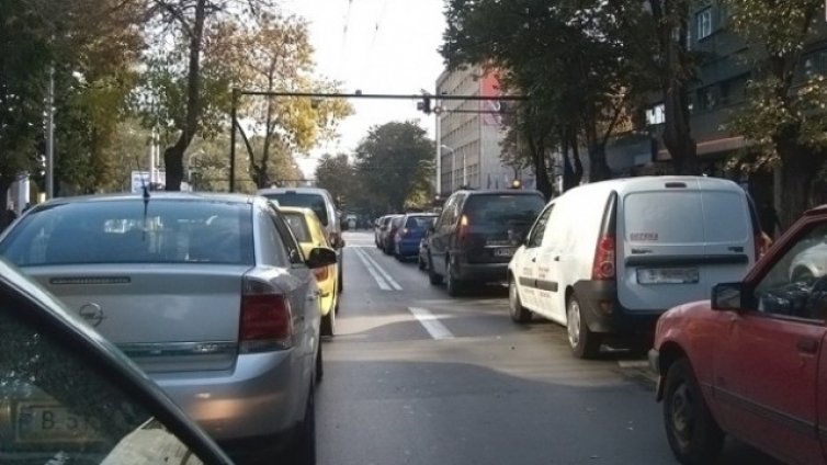"Възраждане" - Варна: Кметът вместо да спира старите коли в центъра, да организира редовно миене на улиците
