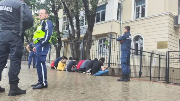 Арестуваха украинец за трафик на бежанци у нас